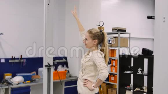 年轻女子来做她自己在研究实验室的三维扫描视频的预览图