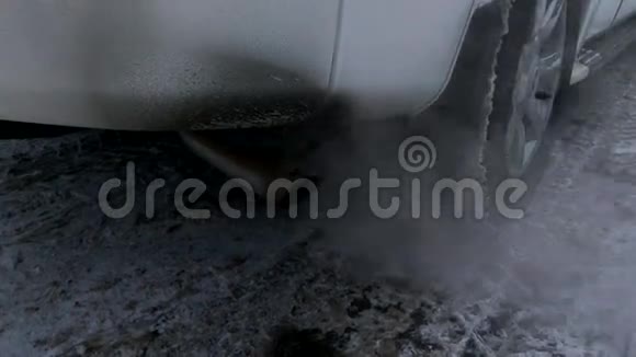 汽车排气管发出的烟雾和废气视频的预览图