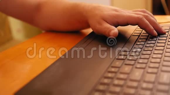 在家里的电脑键盘上人手打字的特写镜头使用手提电脑工作视频的预览图