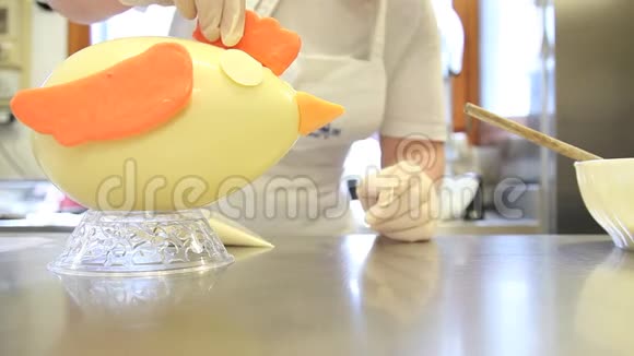 复活节巧克力蛋的形状鸡手糕点厨师视频的预览图