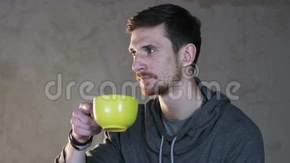 年轻人喝绿杯茶视频的预览图