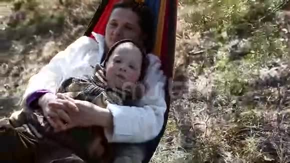 戈梅尔白俄罗斯2016年4月3日一家人在森林空地上骑着秋千视频的预览图
