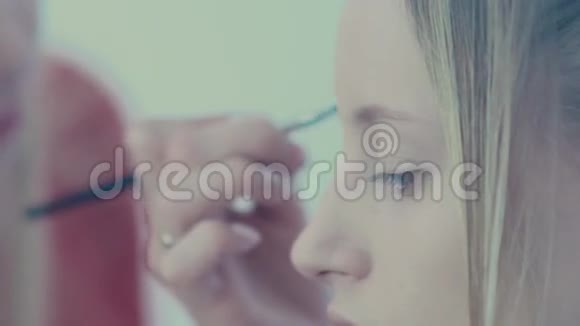 化妆师将眼影应用于模型发型师和模特视频的预览图