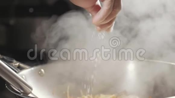 厨师在炒锅里倒入调味料动作慢视频的预览图