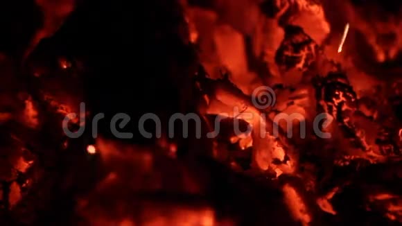 煤在火里燃烧视频的预览图