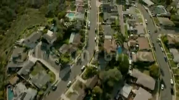 郊区的房屋倾斜到阳光明媚的海岸视频的预览图