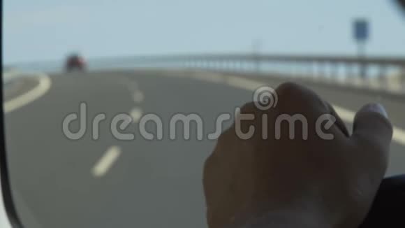 沿着海洋海岸放松的道路视频的预览图