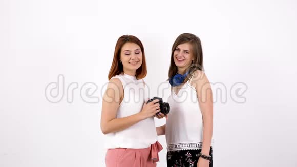 摄影师女人和她的朋友视频的预览图