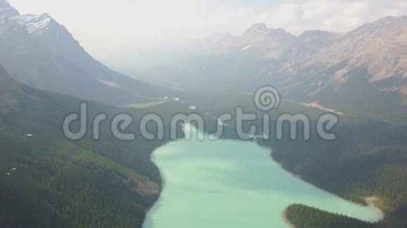 加拿大班夫国家公园佩托湖的鸟瞰图视频的预览图