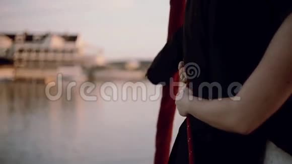 在游艇的鼻部拥抱情侣的特写镜头帆板上的婚礼新娘和新郎在一起视频的预览图