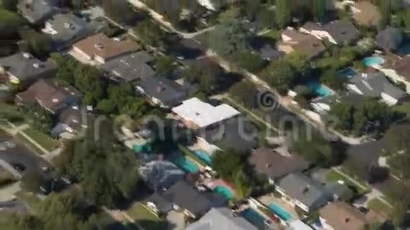 空中清扫郊区住宅视频的预览图