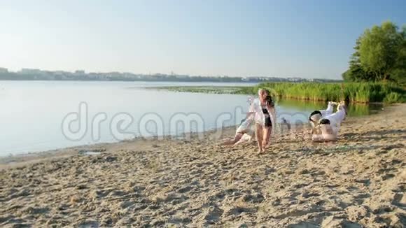 在湖边沙滩上做体操的女孩视频的预览图