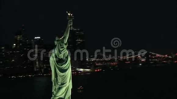 围绕自由女神像和纽约景观旋转视频的预览图