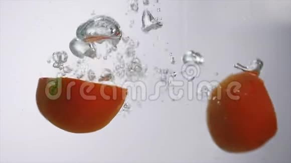 在白色背景下切割成水的西红柿视频的预览图