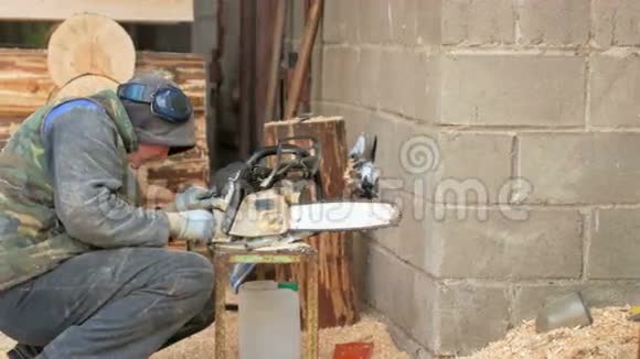 工作进行预防电锯人拆卸清洗工具移动摄像机视频的预览图