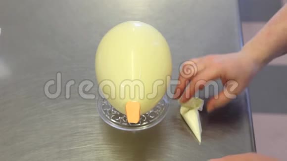 复活节巧克力蛋的形状鸡手糕点厨师视频的预览图
