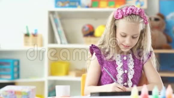 小学女生画画女孩在另一边换彩色铅笔视频的预览图