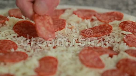 做披萨放意大利香肠意大利香肠视频的预览图