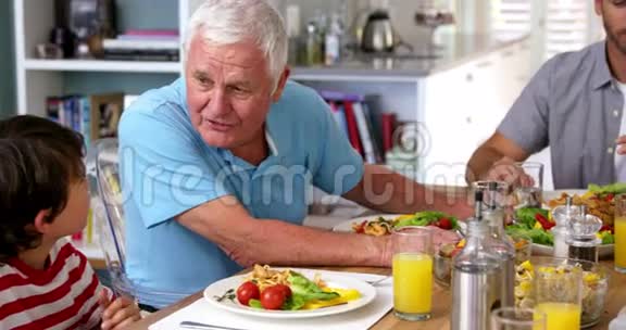 一家人和祖父母一起吃饭的录像视频的预览图