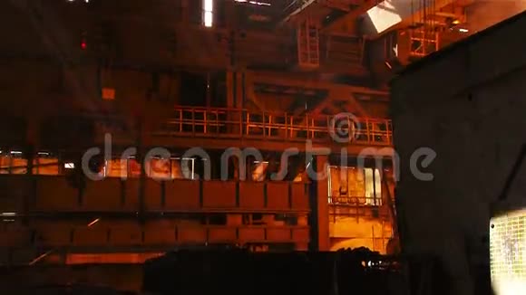 钢厂的吊车视频的预览图