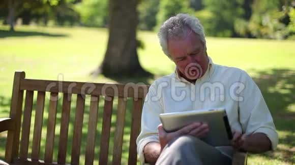 退休男子使用电子书视频的预览图