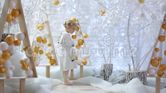 小女孩和圣诞礼物家庭价值观视频的预览图