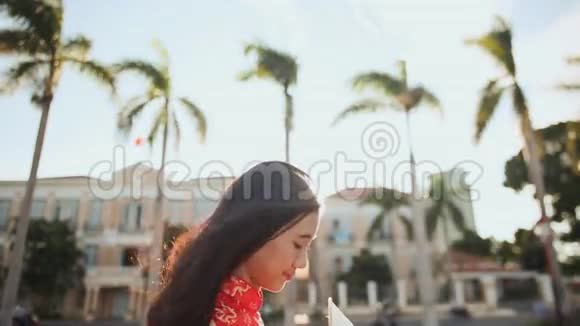 越南女孩在黄昏的夕阳下戴上了一顶国家帽子视频的预览图