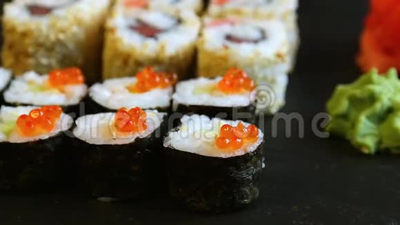 用红鱼子酱吃寿司卷的筷子视频的预览图