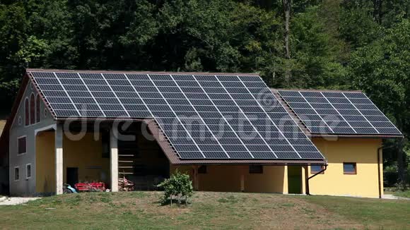 关闭农场的太阳能电池板房屋视频的预览图