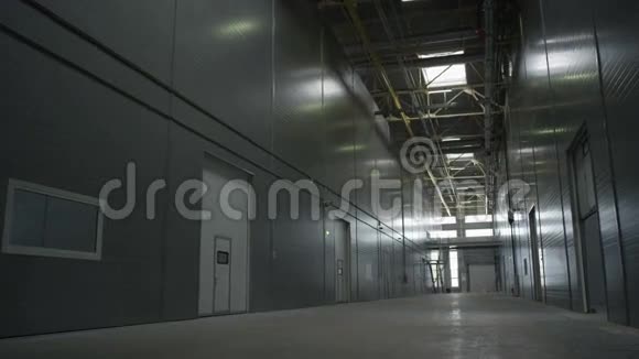 灰光下的空厂仓库运动视频的预览图