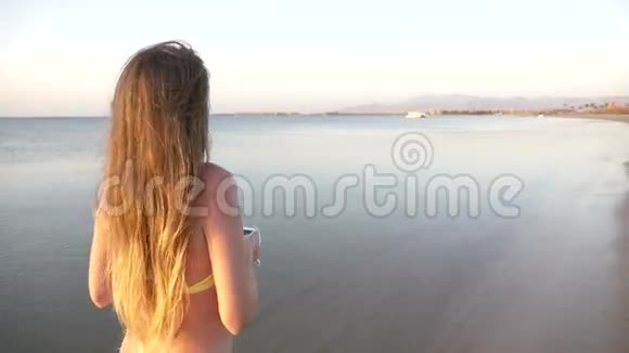这个女孩在海边听音乐高清高清视频的预览图