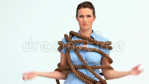 女人绑着一条大绳子视频的预览图