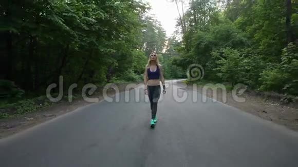 女人在森林里上路户外健身用定心丸射击视频的预览图