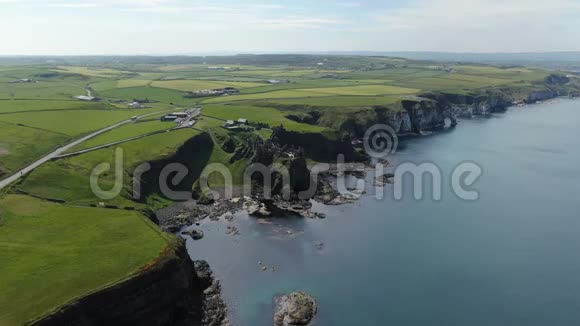 北爱尔兰邓卢斯城堡鸟瞰图视频的预览图