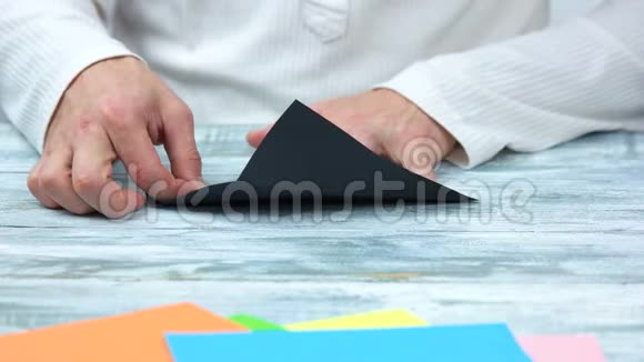 男性手创造折纸图形视频的预览图