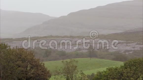 爱尔兰风景优美的石和草山视频的预览图