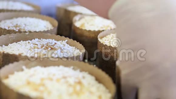 糕点厨师手把糖粉撒在面团上做复活节甜面包视频的预览图