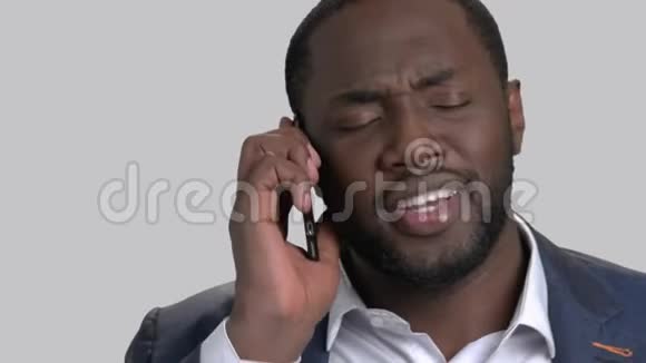 黑人商人的脸在电话里说话视频的预览图