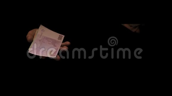 手中的美元和欧元钞票黑色背景视频的预览图