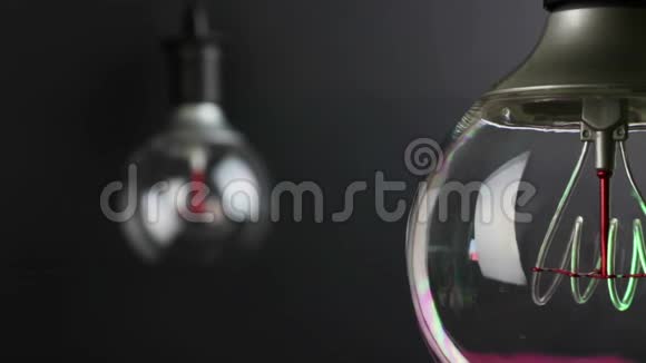 复古灯泡与闪烁效果和LED技术内置改变重点是老式灯泡的背景视频的预览图