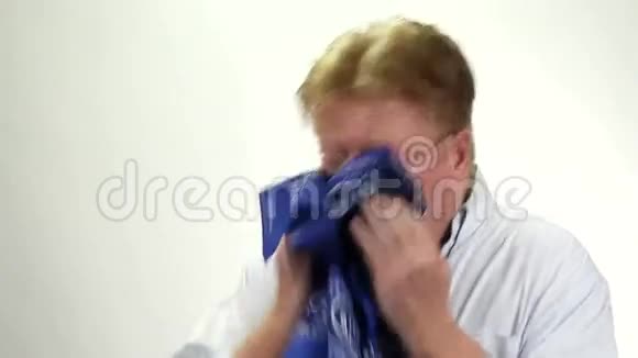 男人吹鼻子班丹娜视频的预览图