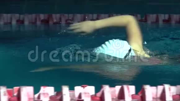游泳者在水上游泳池练习视频的预览图