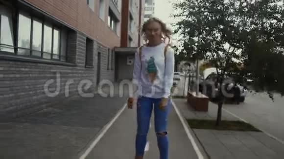 年轻女子骑着电动滑板车在公园里青春快乐放松视频的预览图
