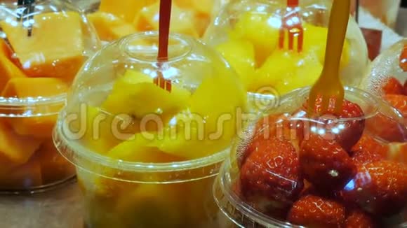 各种热带水果芒果猕猴桃食品市场柜台的日期视频的预览图