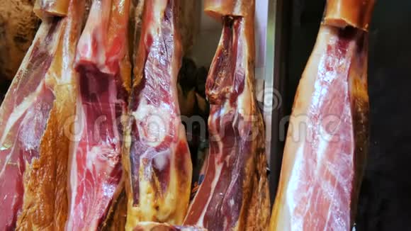 猪肉干大腿挂在肉市柜台上西班牙国菜火腿或果酱加脂条视频的预览图