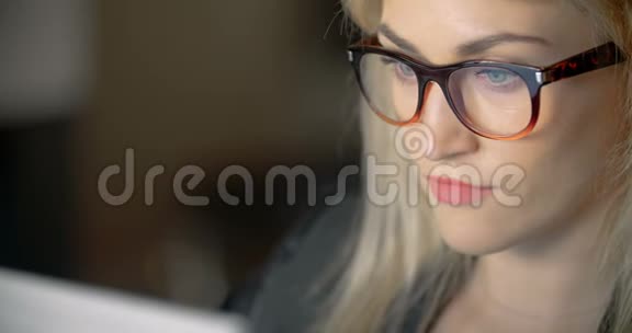 办公室工作时戴眼镜的女商人视频的预览图