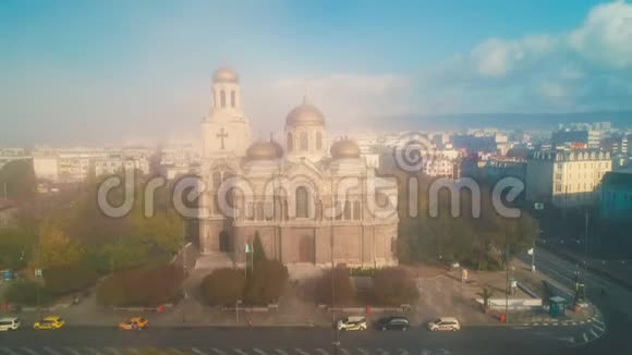 瓦尔纳日出鸟瞰大教堂的假设美丽的城市在夏天视频的预览图