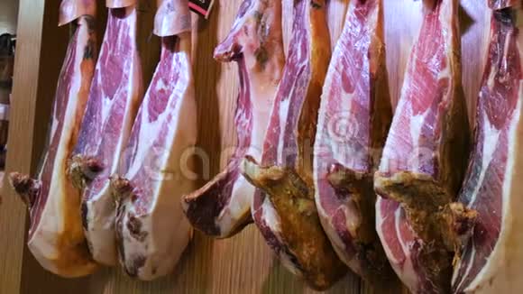 猪肉干大腿挂在肉市柜台上西班牙火腿或果酱全国菜有一条条肥肉市场视频的预览图