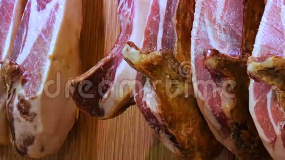 猪肉干大腿挂在肉市柜台上西班牙火腿或果酱全国菜有一条条肥肉市场视频的预览图