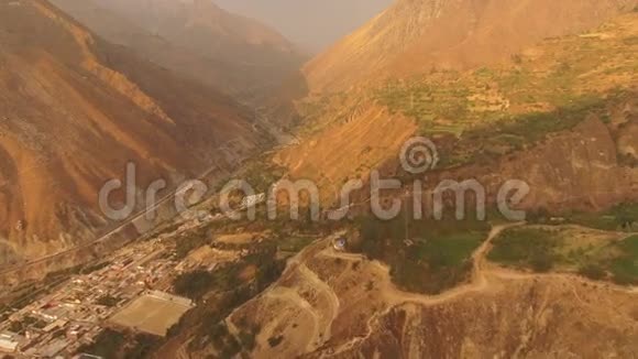 秘鲁山脉空中视频的预览图